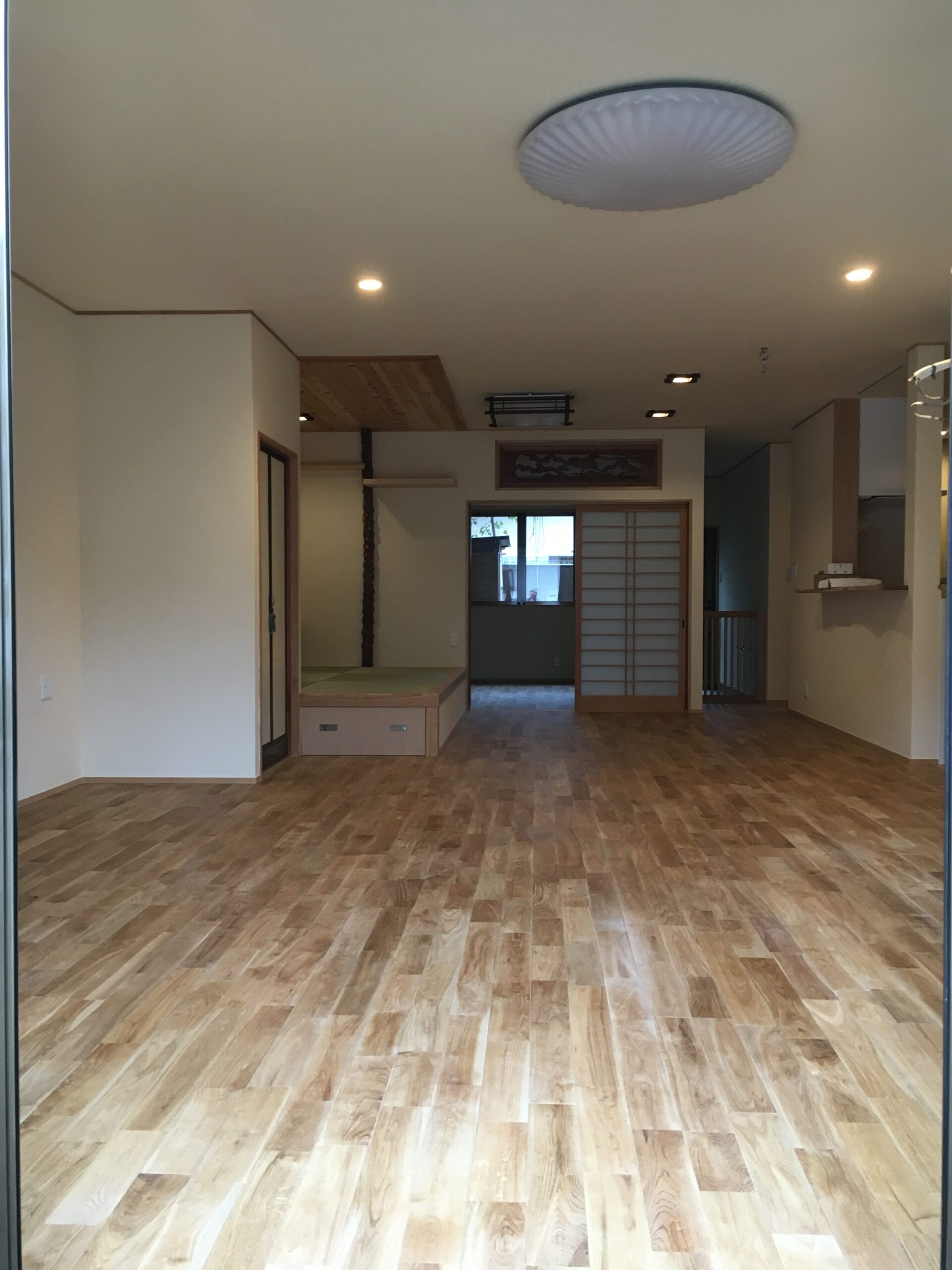 無垢材の床と畳小上がりのあるLDK全景