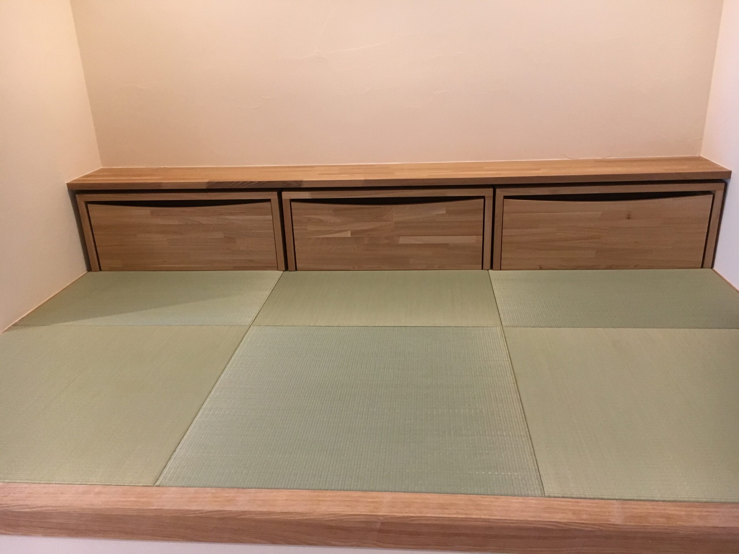 畳小上がりの造作収納