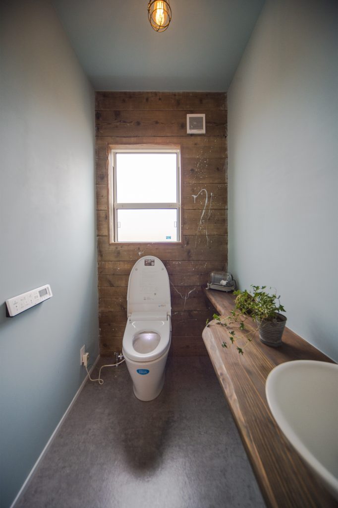 USED足場壁と、DIYによるペンキ仕上げのトイレ