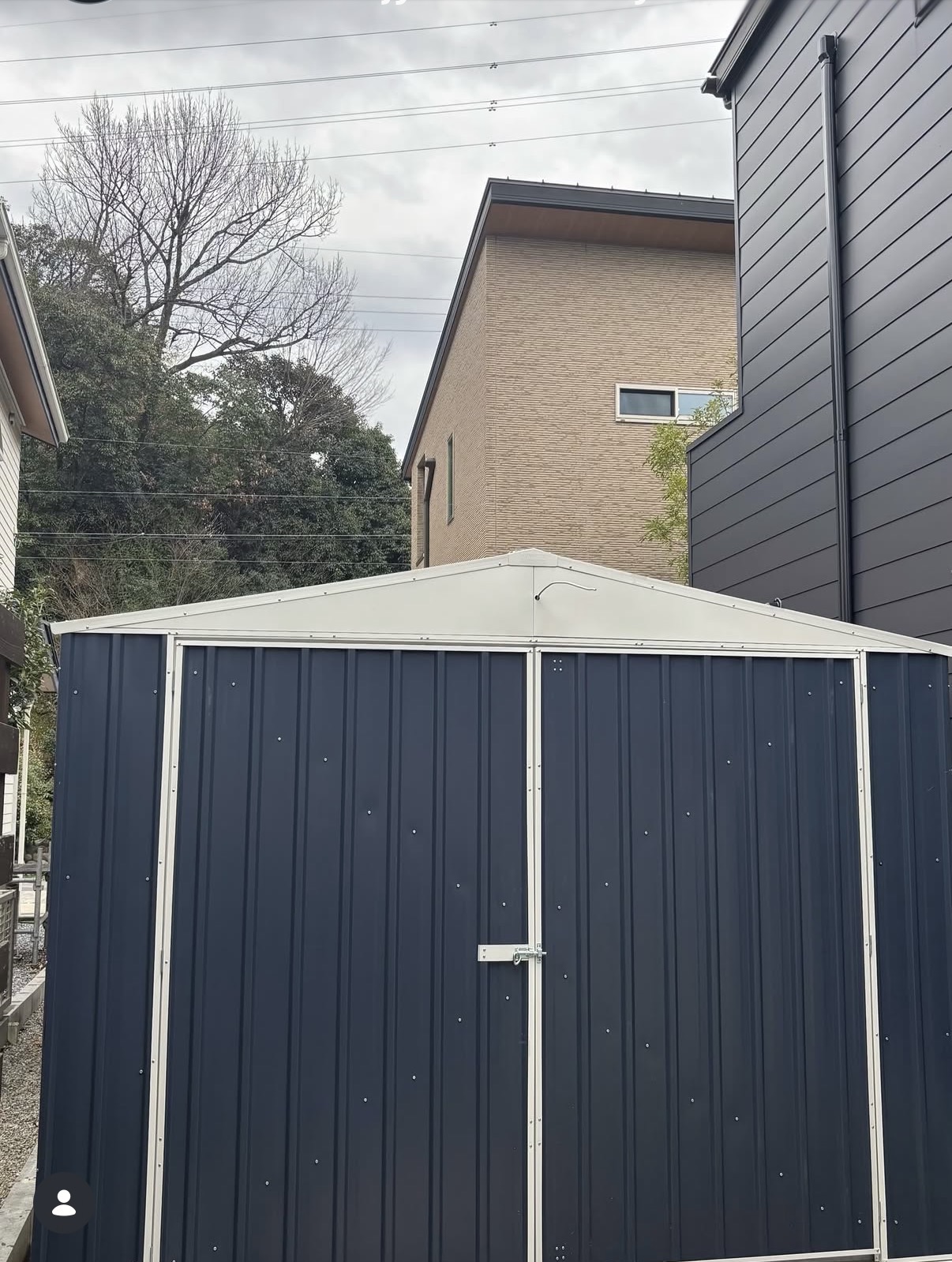 ユーロ物置をヴィンテージ工房として活用したおしゃれなガレージ外観｜岐阜のDIY空間