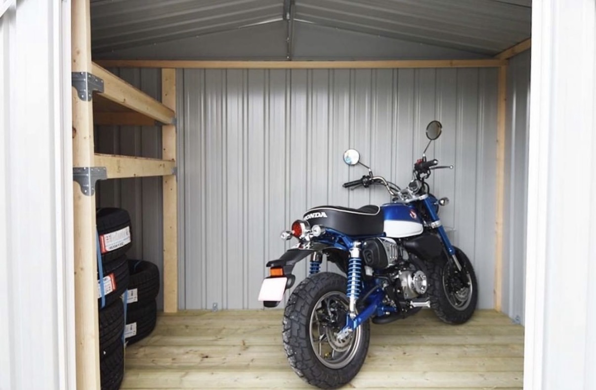 ユーロ物置をバイクガレージとして活用したおしゃれなガレージ内観｜DIY空間
