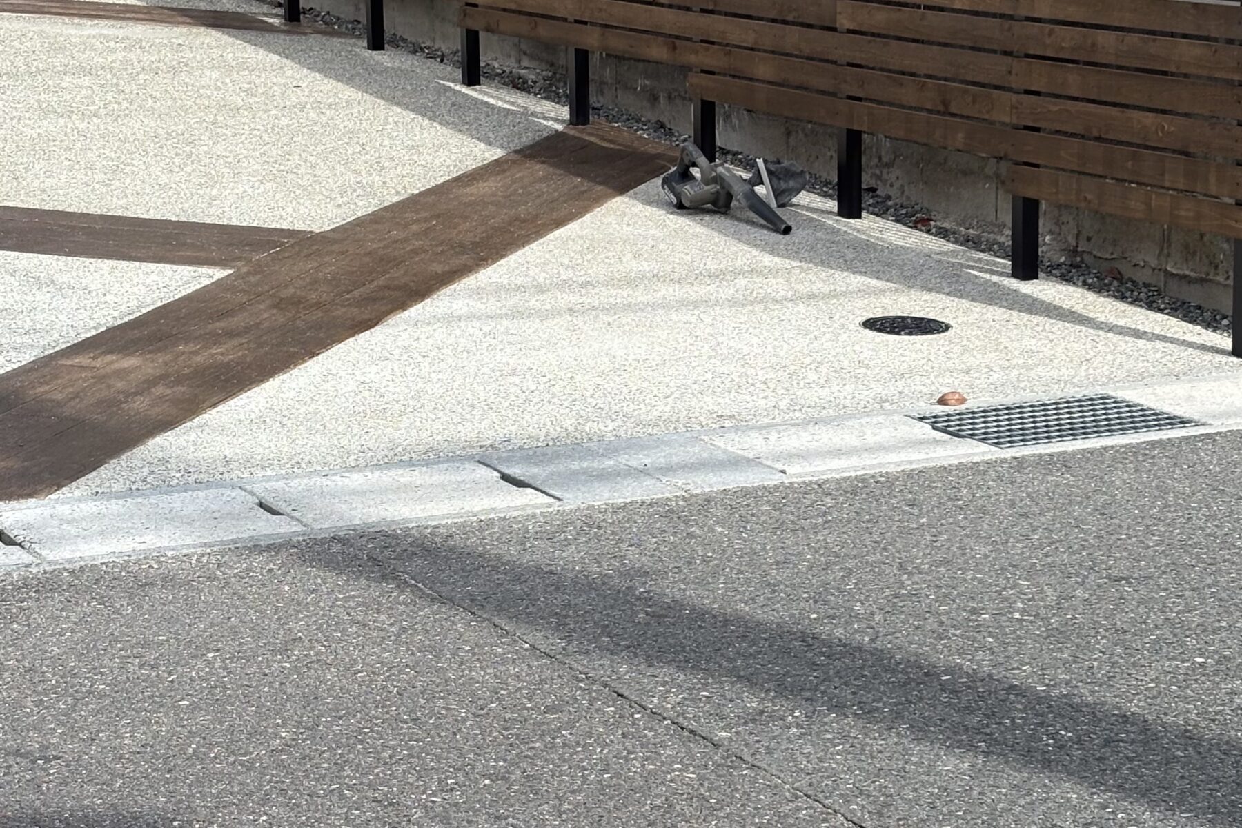 木製フェンスとデザインコンクリートが組み合わさった、シンプルで洗練された外構。