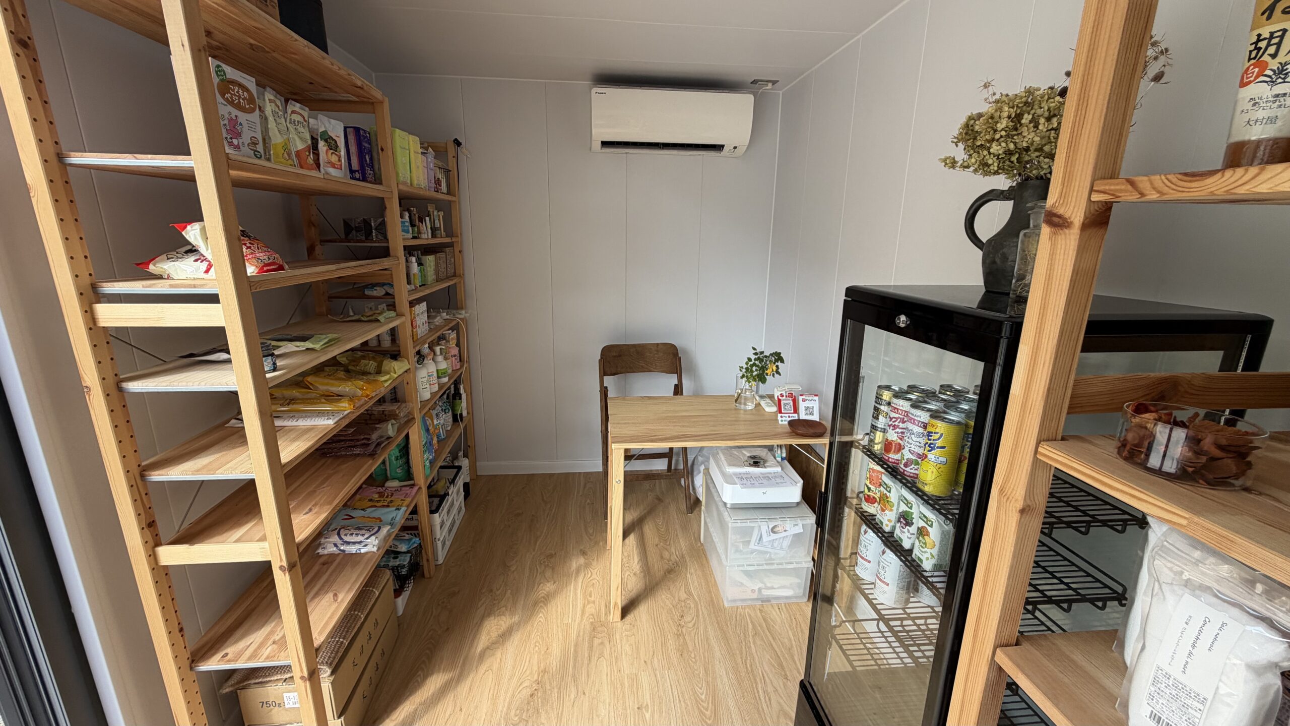 大きなガラス開口から自然光が入るRARUKA店内