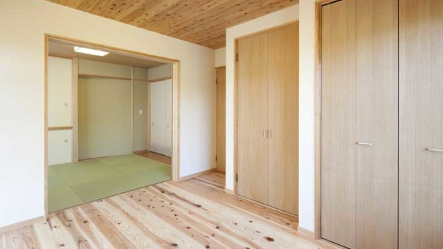 無垢材の寝室