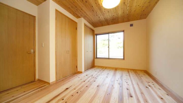 杉板貼りの寝室
