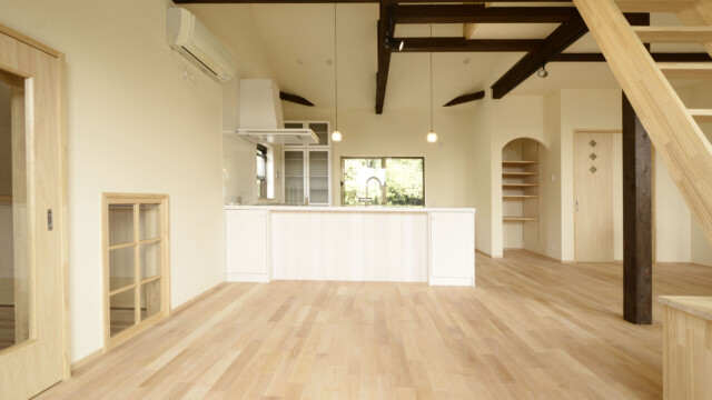 ナチュラルな木の風合いを活かしたキッチンリノベーションの施工事例