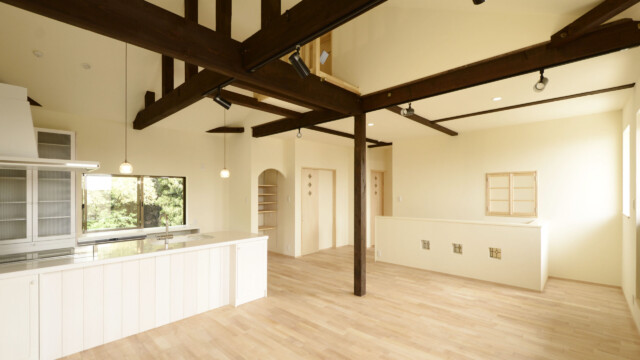 ナチュラルな木の風合いを活かしたキッチンリノベーションの施工事例