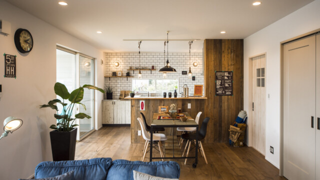 デニムソファーから見えるヴィンテージインテリア デニムソファーとリビング