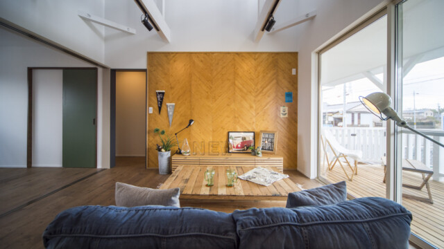 開放感あるリビング ヘリンボーンアクセント壁