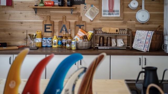 カリフォルニアスタイルキッチン背面 岐阜 平屋住宅 自然素材 加藤住建施工事例