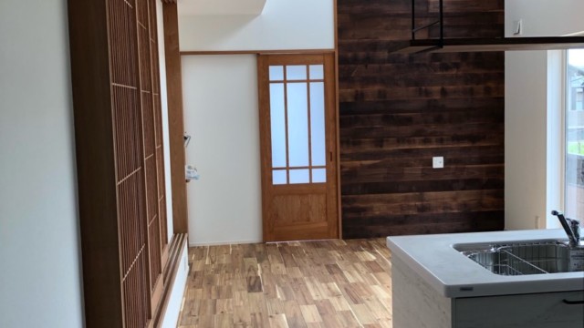 障子とラフ板の壁 障子とラフ板の壁