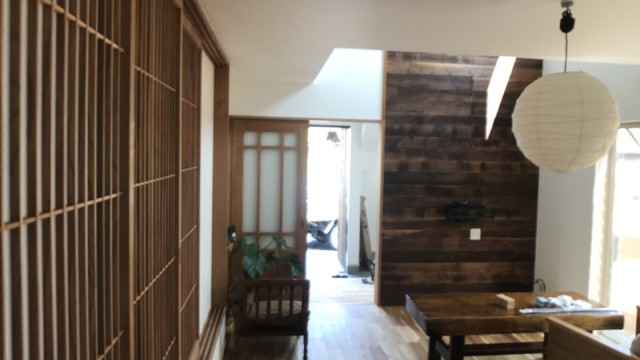 LDKの和紙照明と障子戸