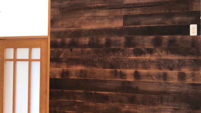 ウォールナットのラフ板アクセント壁