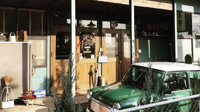 ショールーム外観とローバーミニ