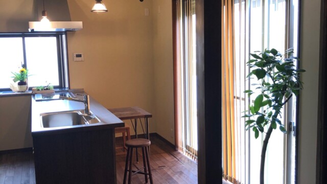 木のぬくもりあるフローリングとブリティッシュキッチンが調和する室内風景