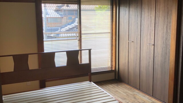 ラワン合板天井とオイル仕上げの床が特徴の、和洋折衷なブリティッシュ調主寝室