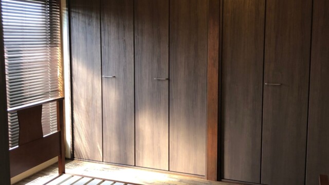 ラワン合板天井とオイル仕上げの床が特徴の、和洋折衷なブリティッシュ調主寝室