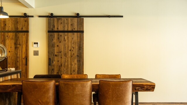 無垢材フローリングと漆喰壁のリビング 岐阜施工事例