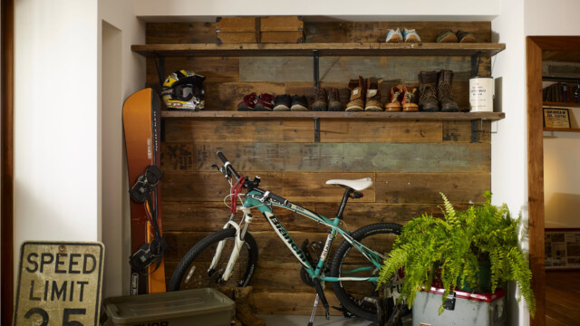 SQUARE FURNITURE コンクリートの床とUSED足場板壁の玄関 ヴィンテージ施工例