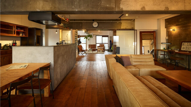 SQUARE FURNITURE 無垢材の床とペンキ壁のLDK ヴィンテージ施工例