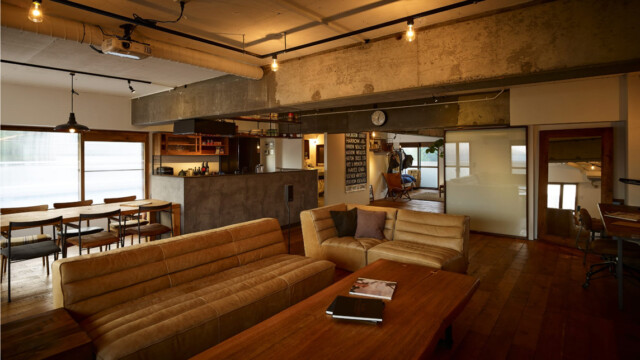 SQUARE FURNITURE 無垢材の床とペンキ壁のLDK ヴィンテージ施工例