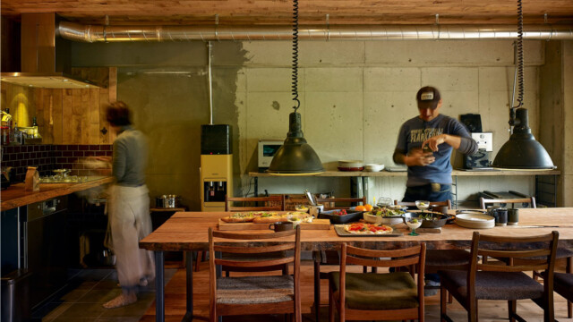 SQUARE FURNITURE 無垢材の床とペンキ壁のLDK ヴィンテージ施工例