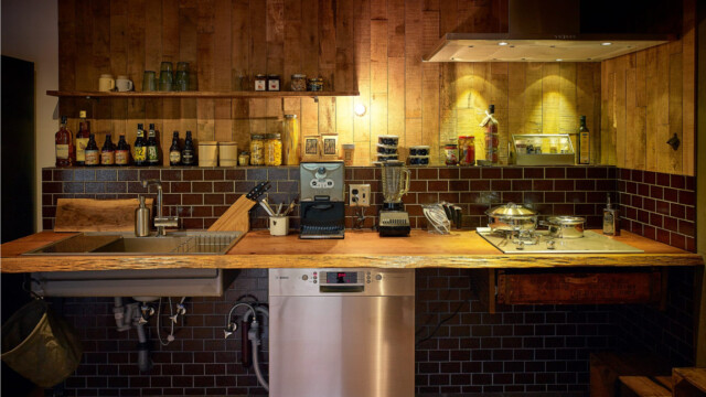 SQUARE FURNITURE 一枚板のキッチンとタイル壁 ヴィンテージ施工例