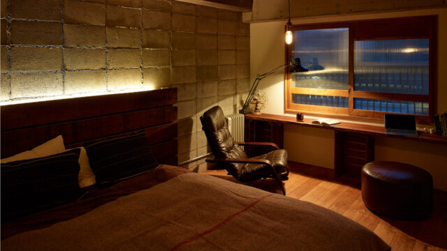 SQUARE FURNITURE オリジナルベッドと無垢材の床とコンクリートブロック壁の寝室ヴィンテージ施工例