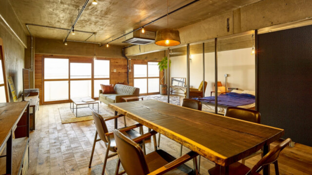 SQUARE FURNITURE オリジナル一枚板テーブル 無垢材の床と打ちっぱなしRC壁のリビング ヴィンテージ施工例