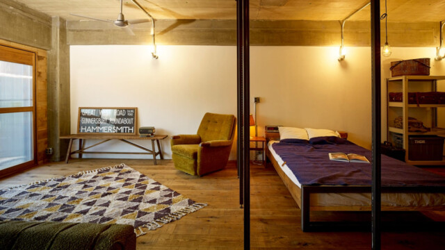 SQUARE FURNITURE 無垢材の床とペンキ壁の寝室 ヴィンテージ施工例