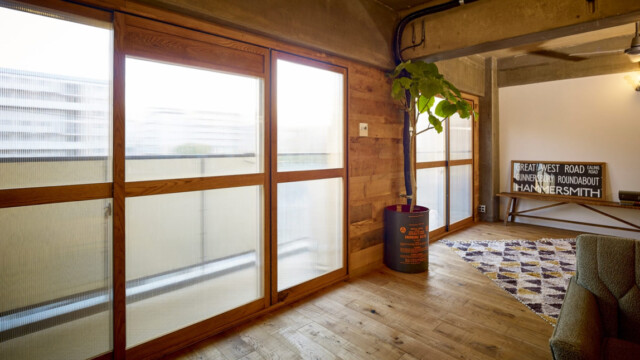 SQUARE FURNITURE オリジナル無垢内窓 無垢材の床とペンキ壁のLDK ヴィンテージ施工例