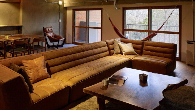 SQUARE FURNITURE 無垢材の床とペンキ壁のLDK ヴィンテージ施工例