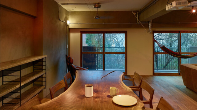 SQUARE FURNITURE 無垢材の床とペンキ壁のLDK ヴィンテージ施工例