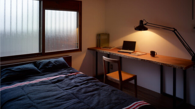 SQUARE FURNITURE 無垢材の床とペンキ壁の寝室 ヴィンテージ施工例