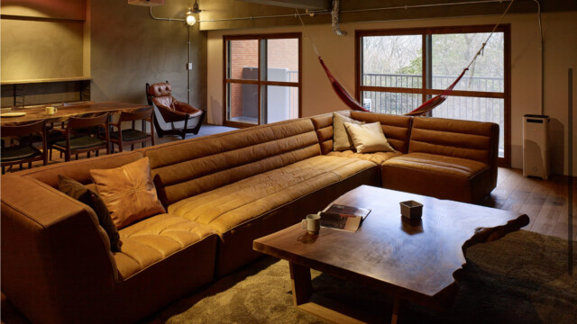 SQUARE FURNITURE 無垢材の床とペンキ壁のLDK ヴィンテージ施工例